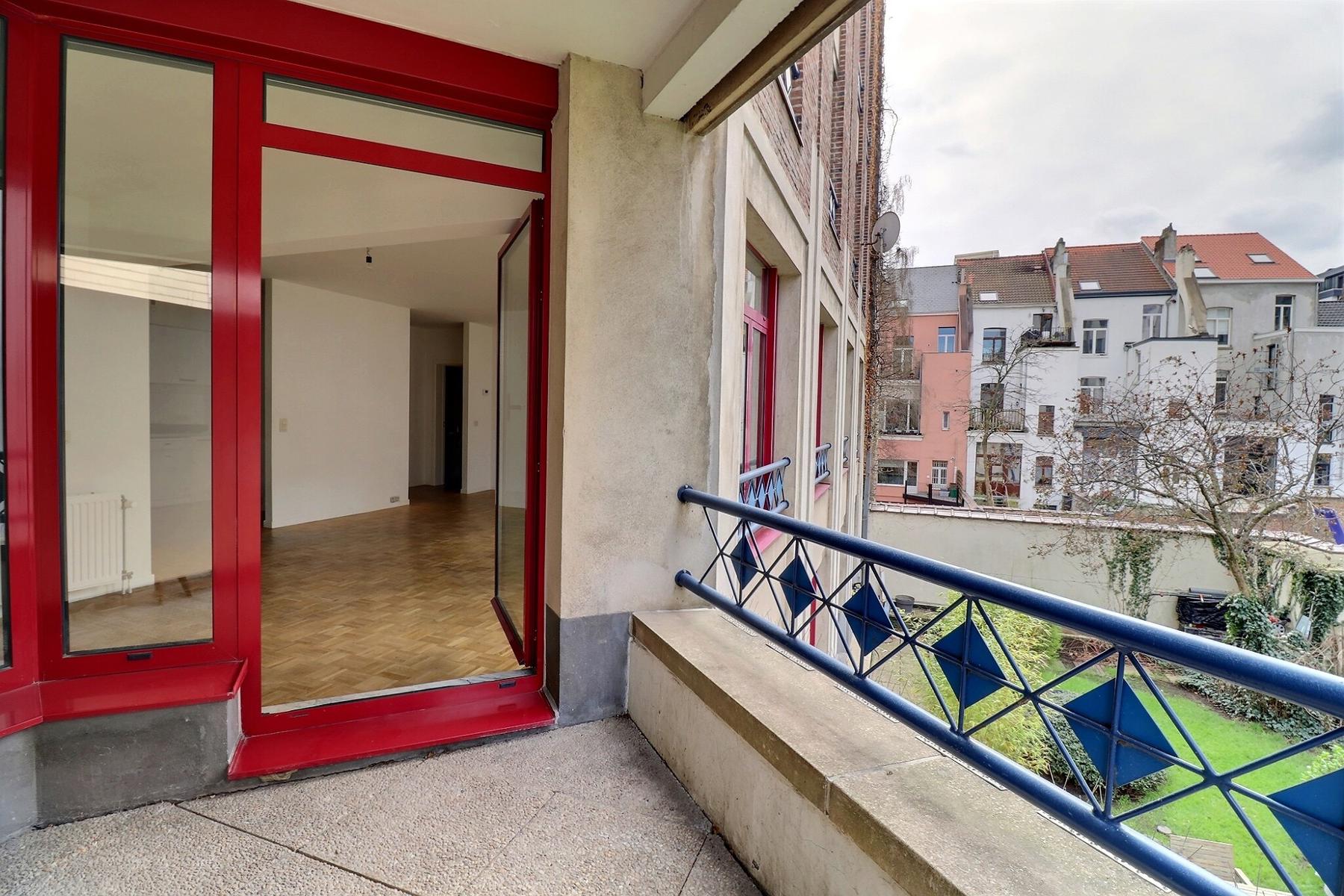 appartement 1.250 € Bruxelles Rue du Vallon 16 - 1000 Bruxelles Libre à partir de mi novembre - Bathim vous propose un grand appartement lumineux situé à proximité immédiate de Arts Loi. Celui-ci se c — Appartement à louer à Brussels