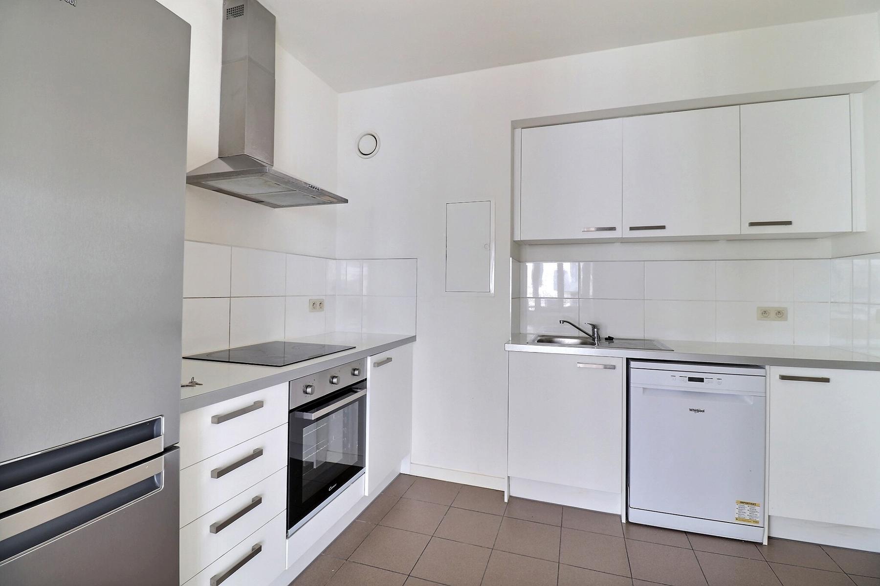 appartement 1.250 € Bruxelles Rue du Vallon 16 - 1000 Bruxelles Libre à partir de mi novembre - Bathim vous propose un grand appartement lumineux situé à proximité immédiate de Arts Loi. Celui-ci se c — Appartement à louer à Brussels