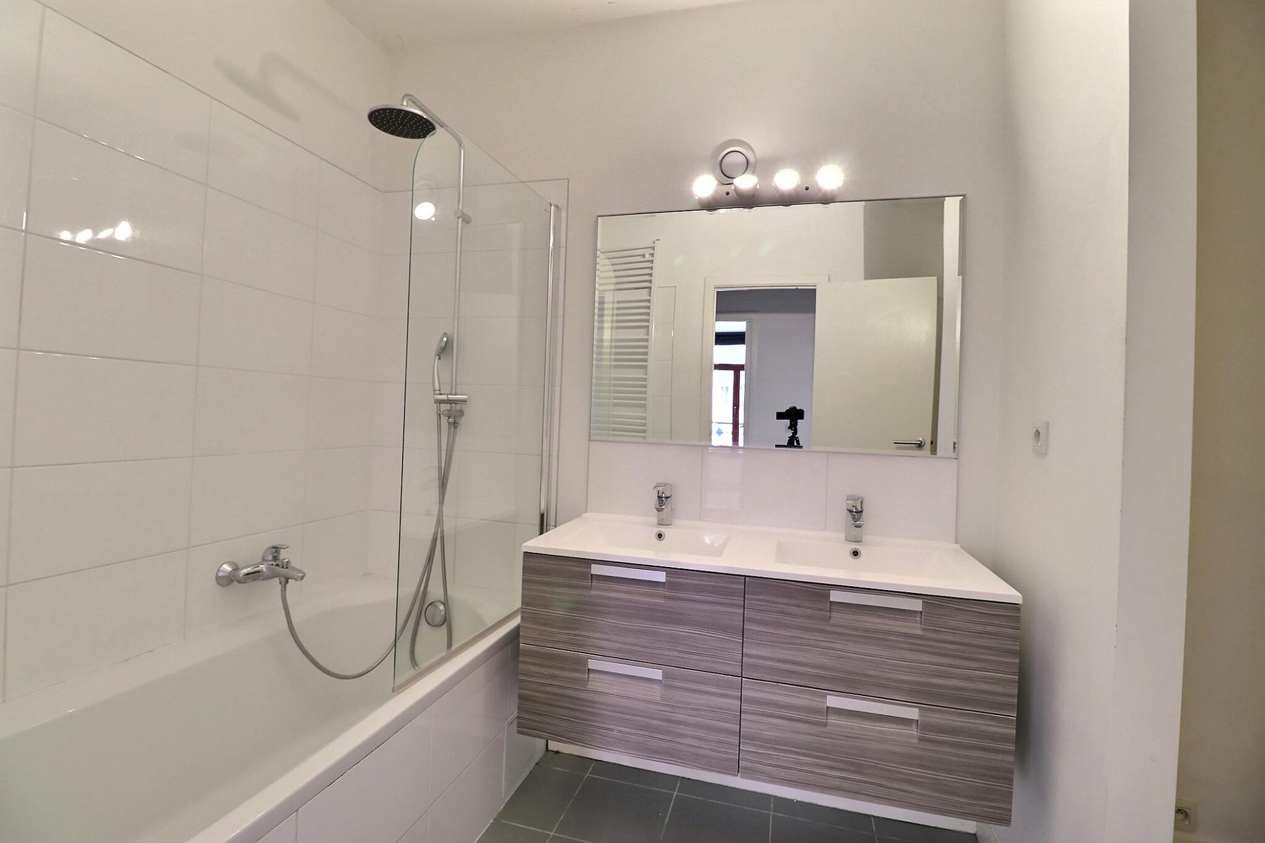 appartement 1.250 € Bruxelles Rue du Vallon 16 - 1000 Bruxelles Libre à partir de mi novembre - Bathim vous propose un grand appartement lumineux situé à proximité immédiate de Arts Loi. Celui-ci se c — Appartement à louer à Brussels
